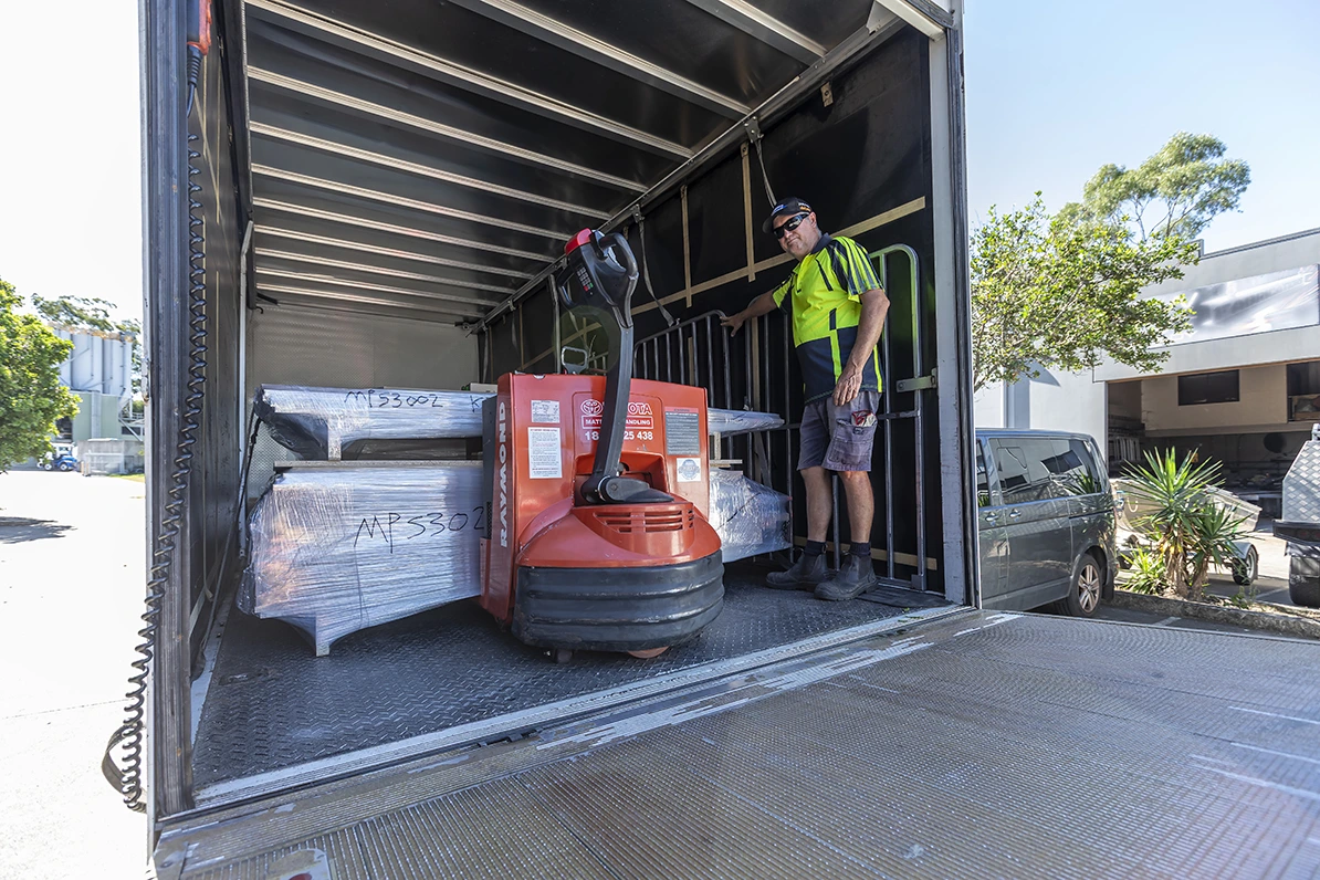 Ute delivery accessing narrow driveway